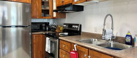 冷蔵庫、電子レンジ、オーブン、コンロ