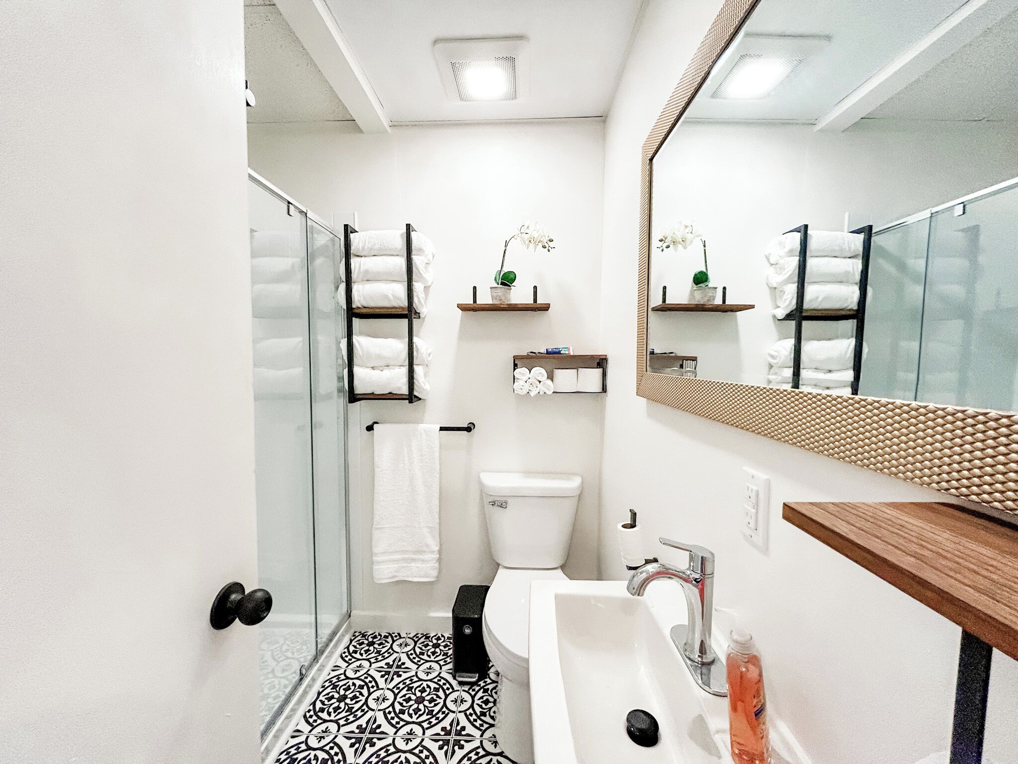 Ducha, secador de pelo, toallas, jabón