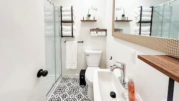 Ducha, secador de pelo, toallas, jabón