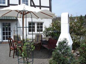 Outdoor dining - Holiday Home 'Fachwerkhaus Korntenne' with Mountain View, Private Terrace and Wi-Fi (Willingen (Upland))