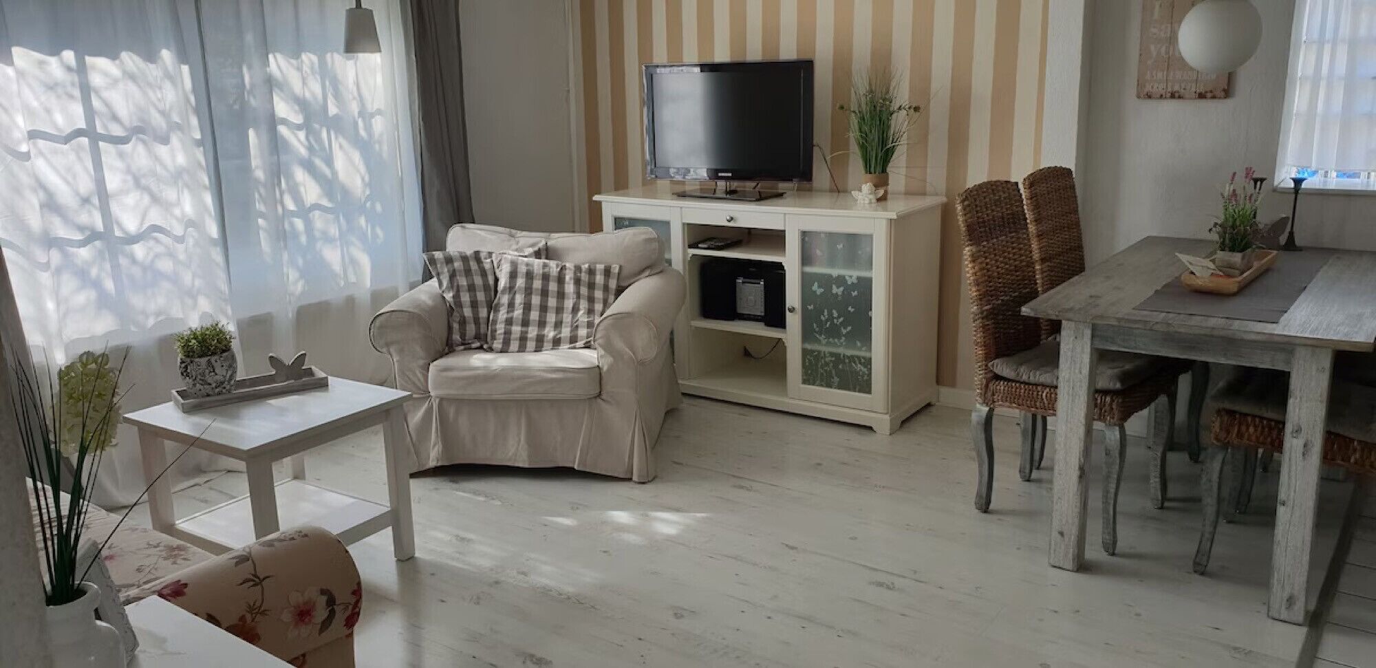 Fernseher, DVD-Player, Stereoanlage