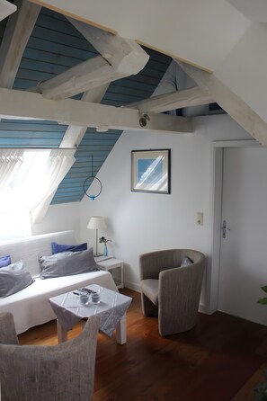 TV, DVD player, stereo - Holiday Home 'Fachwerkhaus Korntenne' with Mountain View, Private Terrace and Wi-Fi (Willingen (Upland))