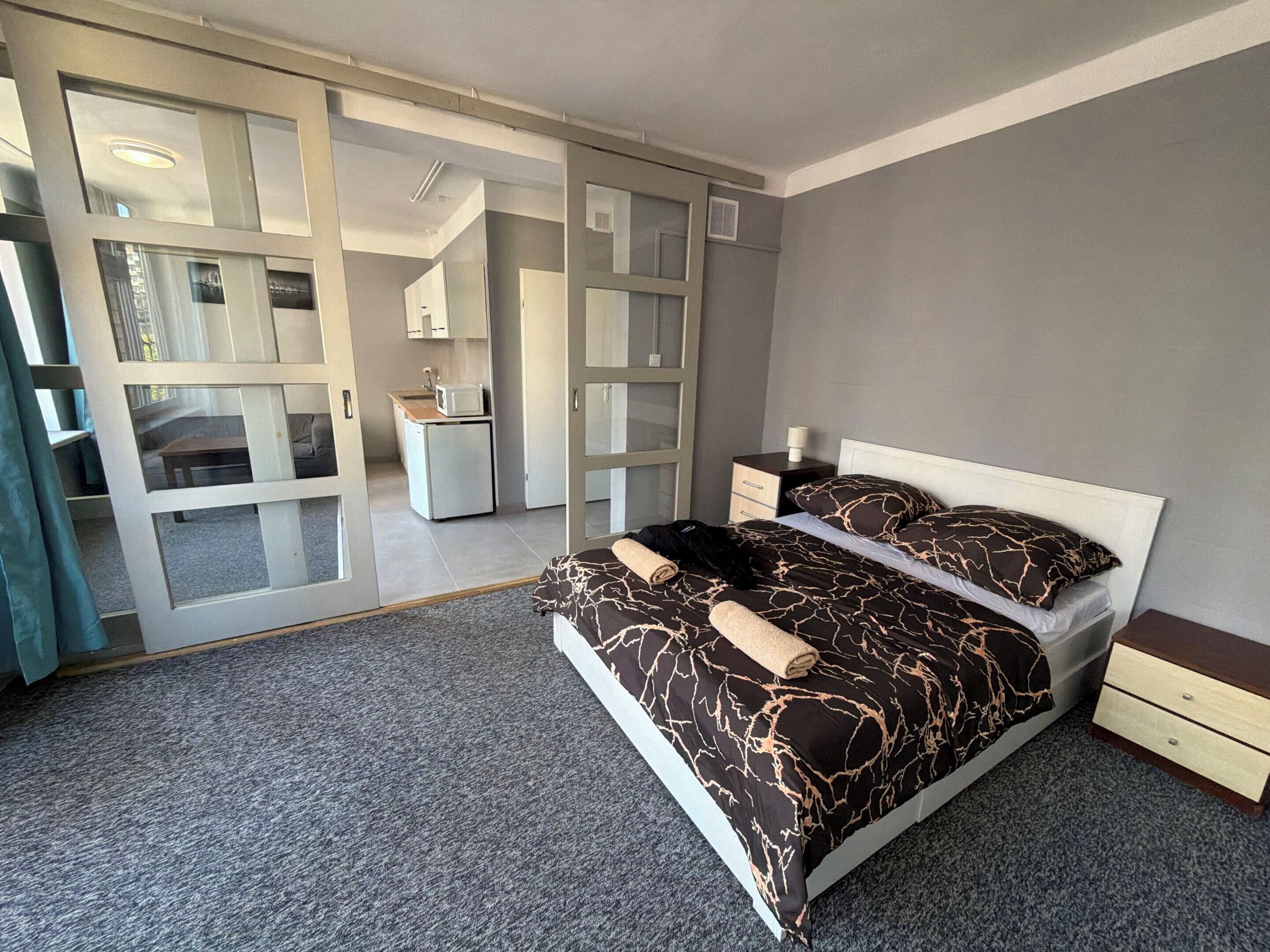 Basic Studio Suite | Desk, laptop workspace, iron/ironing board, free WiFi