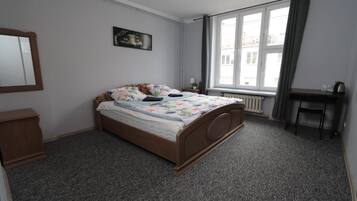 Klassieke kamer, 1 tweepersoonsbed | Een bureau, een laptopwerkplek, een strijkplank/strijkijzer, gratis wifi