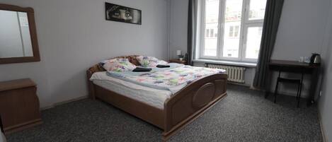 Kamar Klasik, 1 Tempat Tidur Double | Meja kerja, ruang kerja ramah laptop, dan setrika/meja setrika