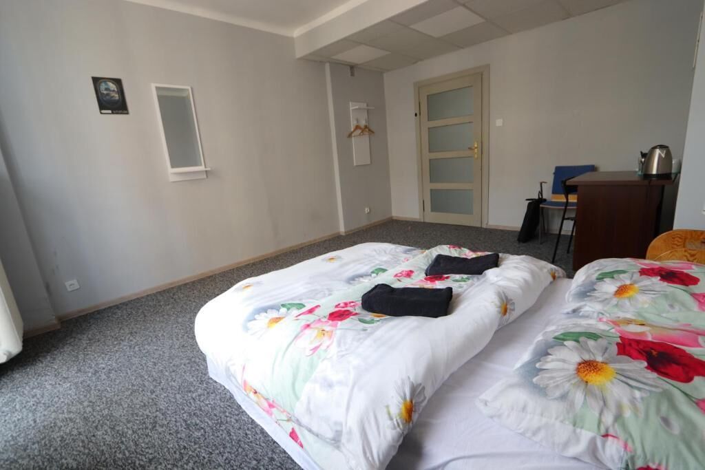 Un dormitorio con dos camas, un escritorio y una silla.