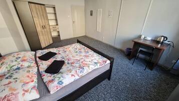 Klassieke kamer, 1 tweepersoonsbed | Een bureau, een laptopwerkplek, een strijkplank/strijkijzer, gratis wifi