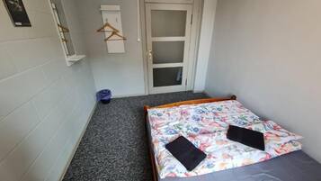 Klassieke kamer, 1 tweepersoonsbed | Een bureau, een laptopwerkplek, een strijkplank/strijkijzer, gratis wifi