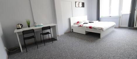 Kamar Klasik, 1 Tempat Tidur Double | Meja kerja, ruang kerja ramah laptop, dan setrika/meja setrika