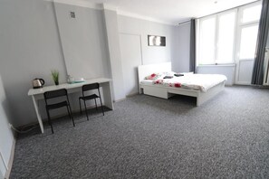 Classic Room, 1 Double Bed | Desk, laptop workspace, iron/ironing board, free WiFi - Fantastic Inn Warsaw - Kopernika (Warsaw)