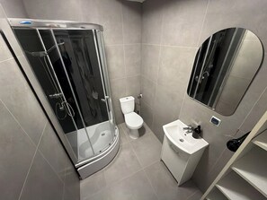 Basic Studio Suite | Bathroom | Hair dryer, towels, soap, toilet paper - Fantastic Inn Warsaw - Kopernika (Warsaw)