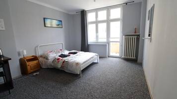 Klassieke kamer, 1 tweepersoonsbed | Een bureau, een laptopwerkplek, een strijkplank/strijkijzer, gratis wifi