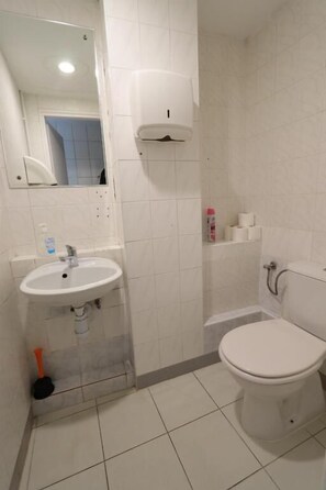 Secador de pelo, toallas, jabón y papel higiénico