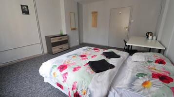 Klassieke kamer, 1 tweepersoonsbed | Een bureau, een laptopwerkplek, een strijkplank/strijkijzer, gratis wifi