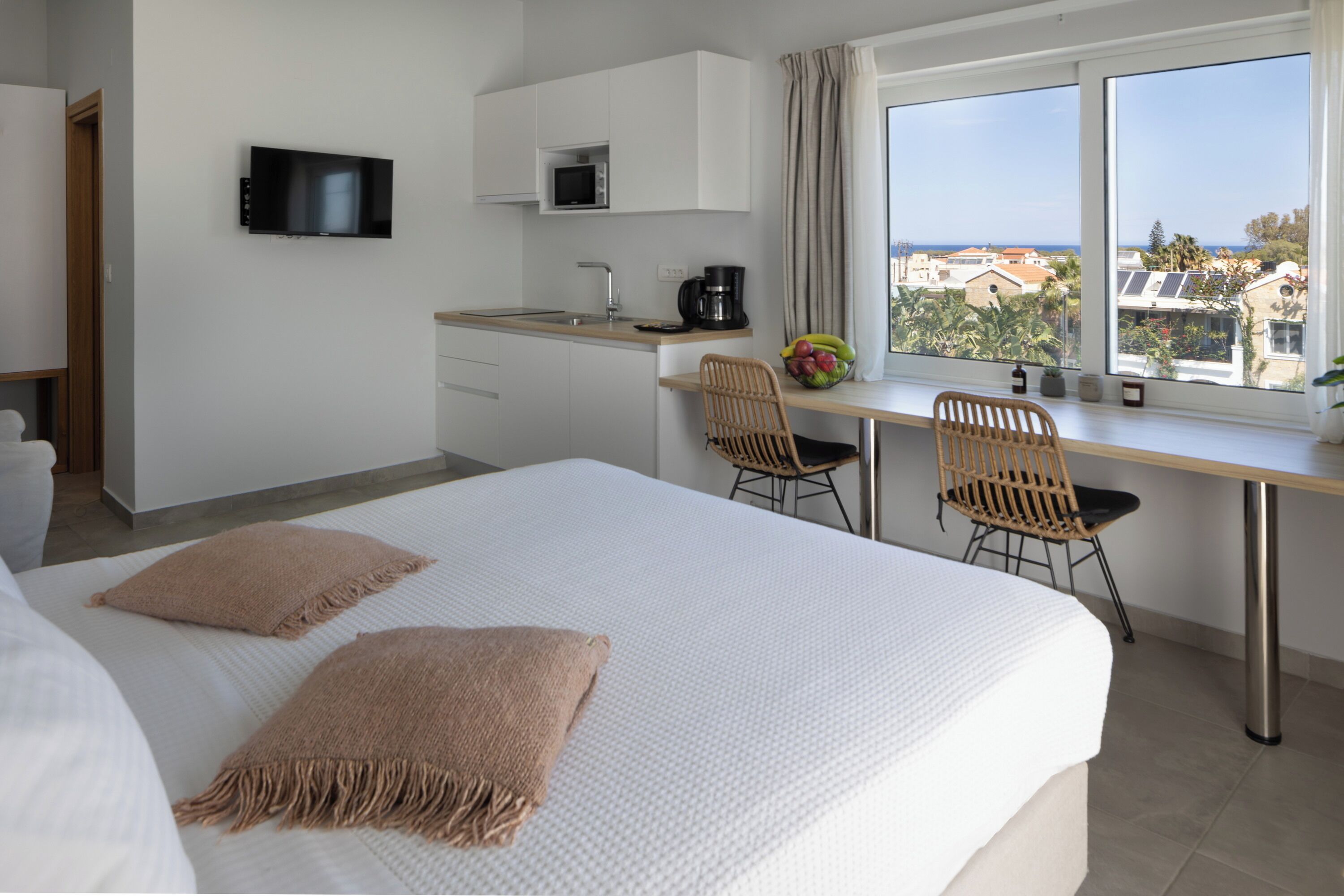 Junior-studiolejlighed - udsigt over resort | Pengeskab på værelset, skrivebord, arbejdsområde til bærbare computere