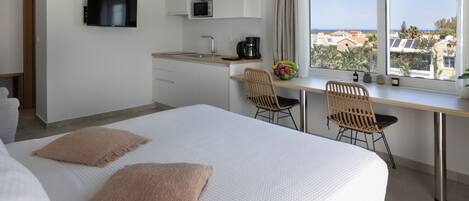 Junior-Studio, Blick auf die Anlage | Zimmersafe, Schreibtisch, laptopgeeigneter Arbeitsplatz