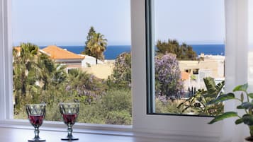 Safe på rommet, skrivebord og skrivebord for bærbar PC