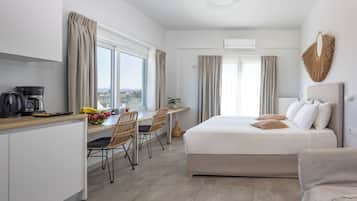 Studio – junior, resort-utsikt | Safe på rommet, skrivebord og skrivebord for bærbar PC