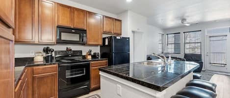 Kjøleskap, mikrobølgeovn, ovn og kokeplater