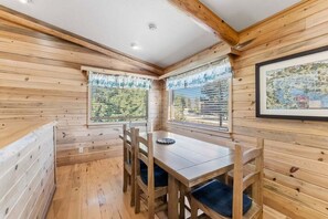 Dining - Enjoy a true cabin getaway in the Rocky Mountains in this 3 bedroom with private (Grand Lake)