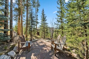 Terrace/patio - Enjoy a true cabin getaway in the Rocky Mountains in this 3 bedroom with private (Grand Lake)