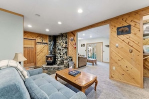 TV, fireplace, foosball, table tennis - Enjoy a true cabin getaway in the Rocky Mountains in this 3 bedroom with private (Grand Lake)