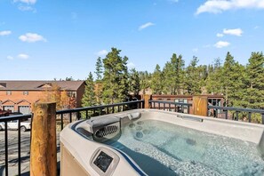 Outdoor spa tub - Stay in this lovely tri-level townhome in a quiet local Fraser neighborhood. Sp (Fraser)