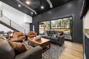 Smart TV, fireplace - 3 King Suites! Hot Tub, Drive-Thru Driveway! Oversized Garage, Open Living! (Lead)