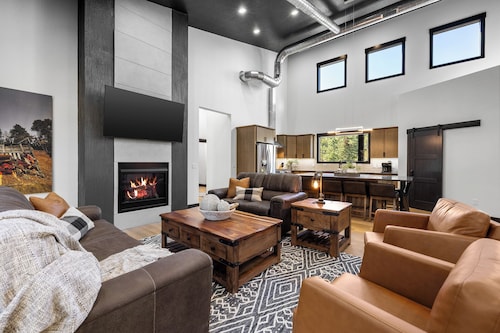 3 King Suites! Drive-Thru Driveway! Huge Door Connects Living/Patio, Hot tub!