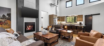 3 King Suites! Drive-Thru Driveway! Huge Door Connects Living/Patio, Hot tub!