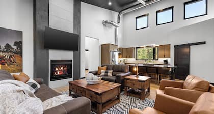 3 King Suites! Drive-Thru Driveway! Huge Door Connects Living/Patio, Hot tub!