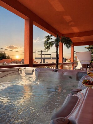 Outdoor spa tub - Grande Family Suite with a jacuzzi close to main points in Zadar (Zadar)