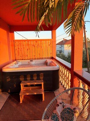 Outdoor spa tub