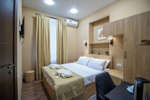 4 bedrooms, iron/ironing board, WiFi, bed sheets