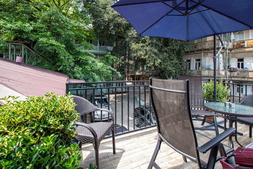 Beautiful house with a garden in the heart of Tbilisi, 4 bedrooms with AC