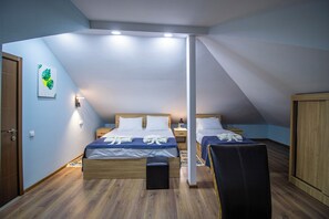 4 bedrooms, iron/ironing board, WiFi, bed sheets