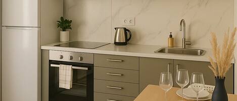 Frigorifero, microonde, forno, piano cottura