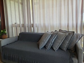 Apartment | Living area | 32-inch Smart TV with digital channels - Apart in Condowith Pool and Lake Access Cve0709 (Mata de São João)