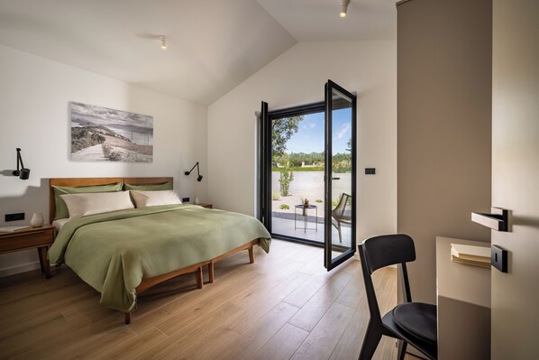 2 bedrooms, desk, soundproofing, WiFi