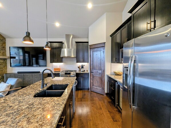 Refrigerador, microondas, horno y parrilla de estufa 