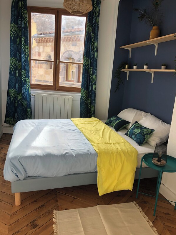 2 bedrooms, internet, bed sheets