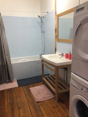 Serviettes fournies, savon, papier toilette