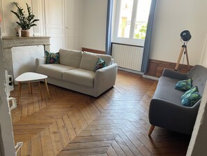 Living area - Welcome to this large, elegant apartment. (Brioude)