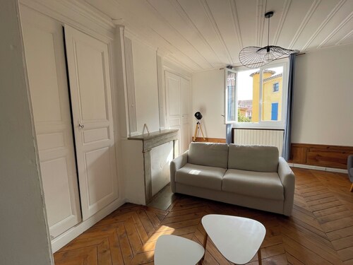 Bienvenue dans ce grand et élégant appartement.