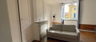 Welcome to this large, elegant apartment.