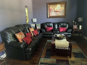 Télévision, cheminée, espaces bureaux