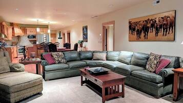 Fernseher, Kamin, DVD-Player