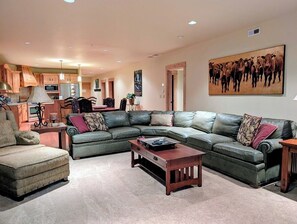 Fernseher, Kamin, DVD-Player