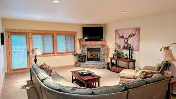 Fernseher, Kamin, DVD-Player