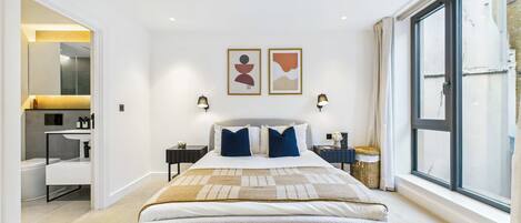 Schreibtisch, Bügeleisen/Bügelbrett, Reisekinderbett, WLAN